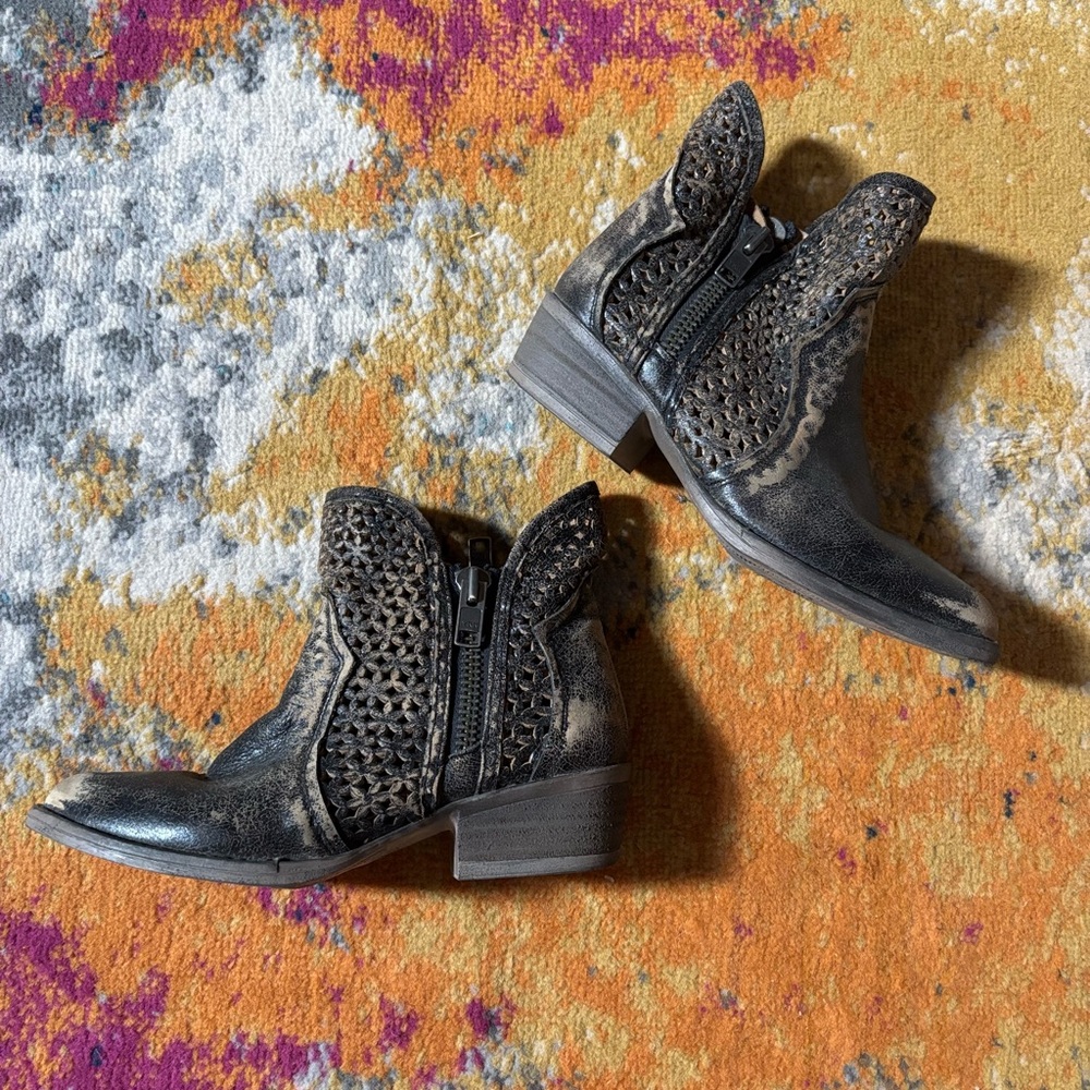 Like 🆕 Circle G by Corral Distressed Leather Black Yellow Shortie Ankle Booties - Picture 7 of 13